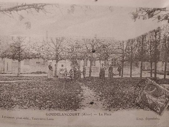 Une carte postale de la place du village